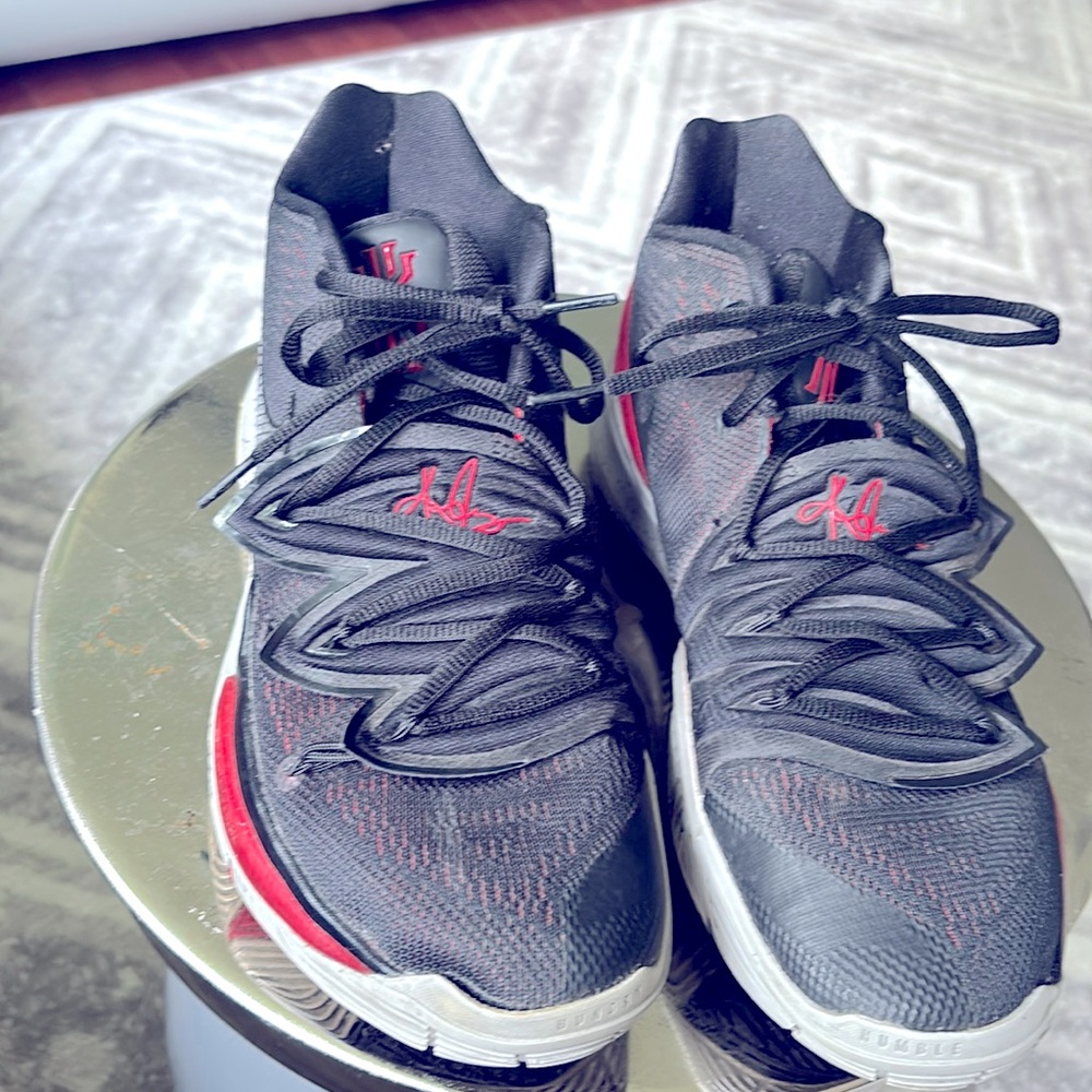 Kyrie 5  - Nike size 9.5 sneakers shoes men’s basketball
